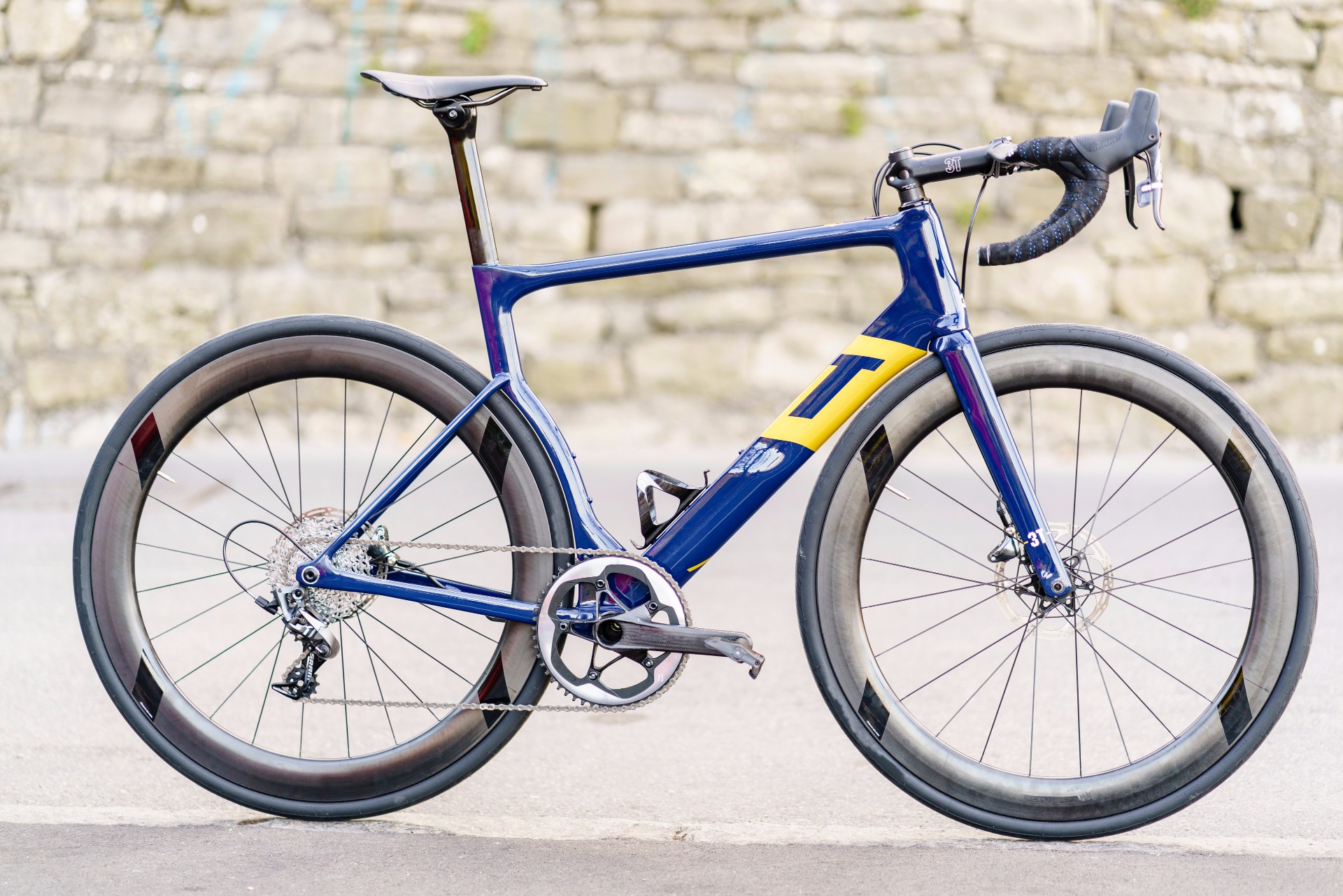 Sepeda Balap dengan single chainring Aqua Blue Sport's new 3T Strada team