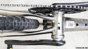 Drain hole- Lubang air pada bottom bracket sepeda
