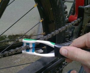 Sikat gigi untuk membersihkan rantai sepeda