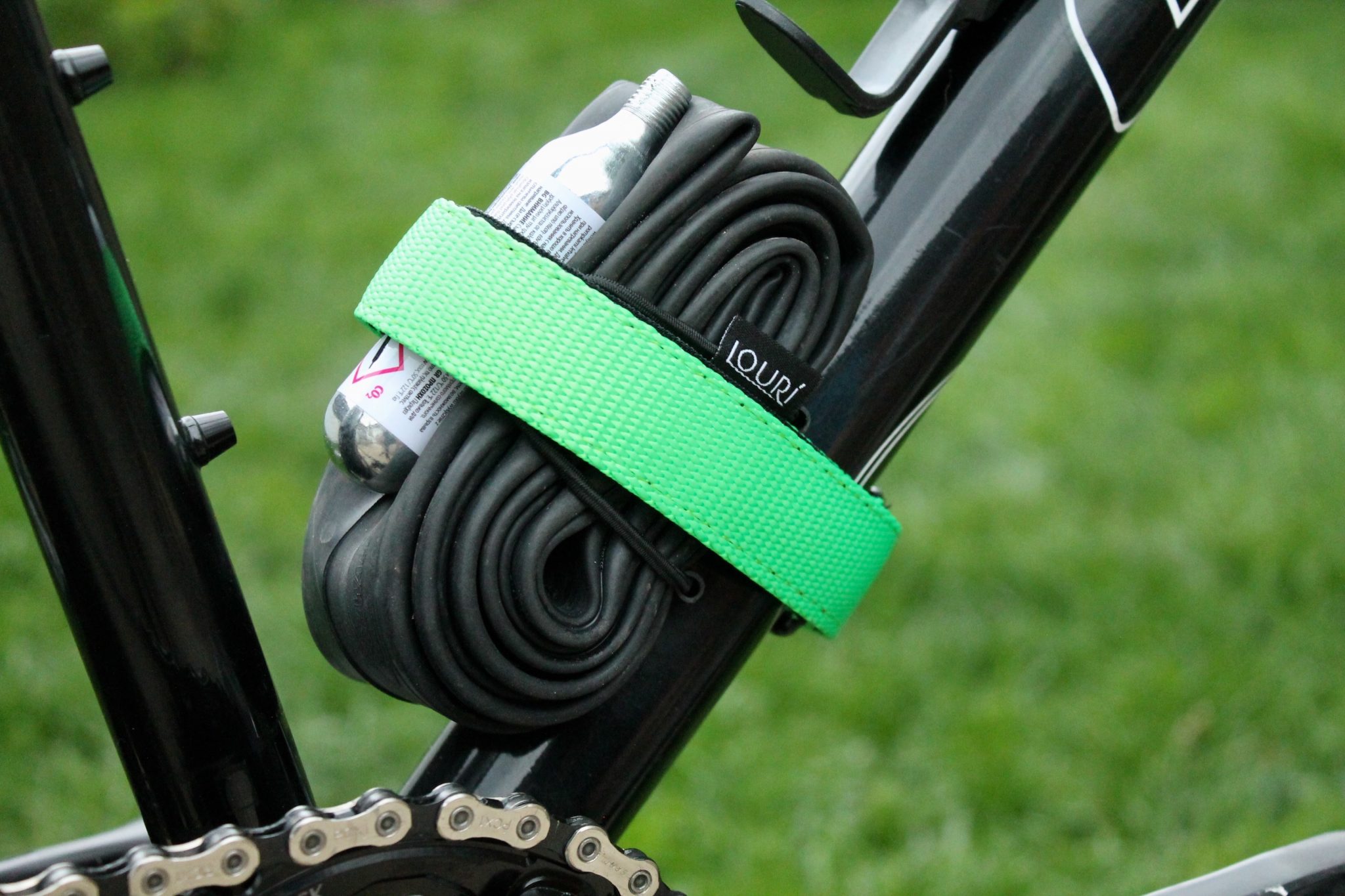 Velcro untuk mengikat ban dalam pada frame sepeda
