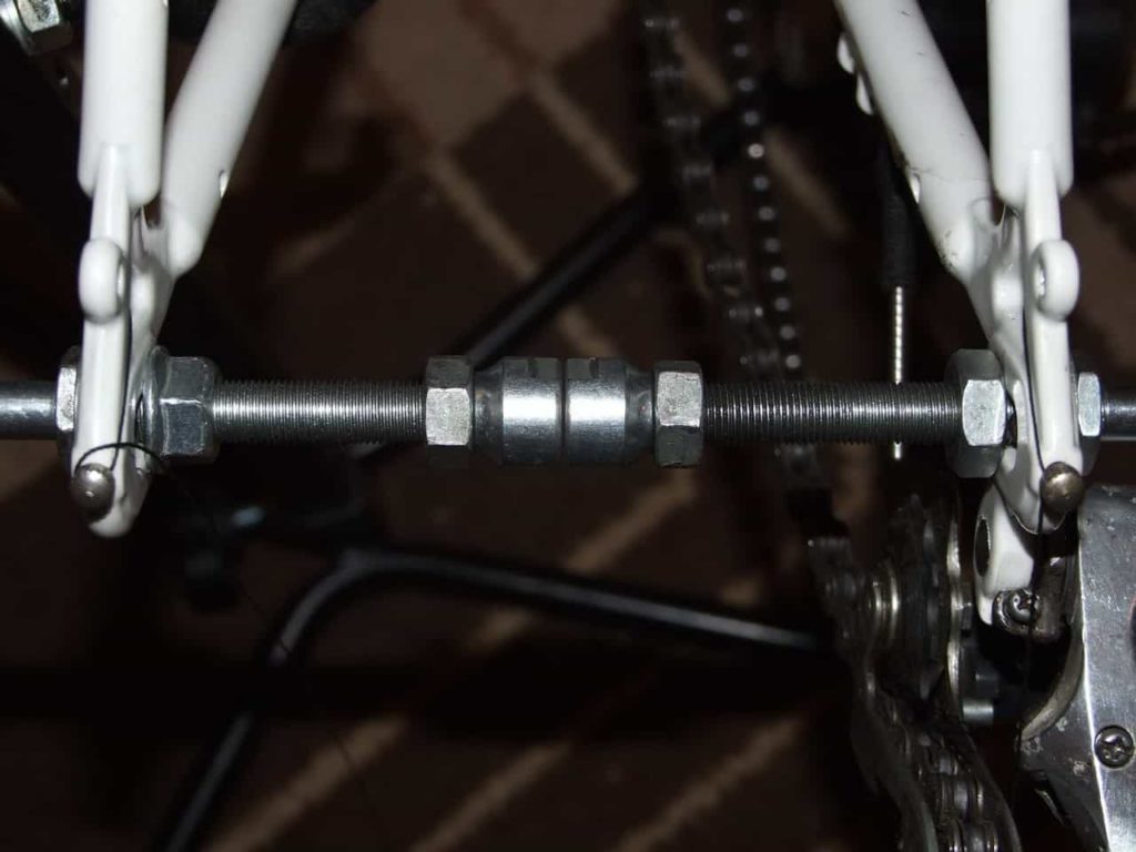 Merenggangkan frame sepeda besi