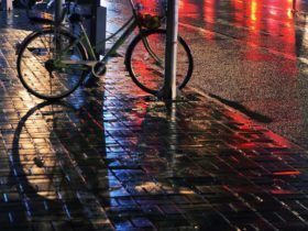 10 Tips dan cara bersepeda di musim hujan