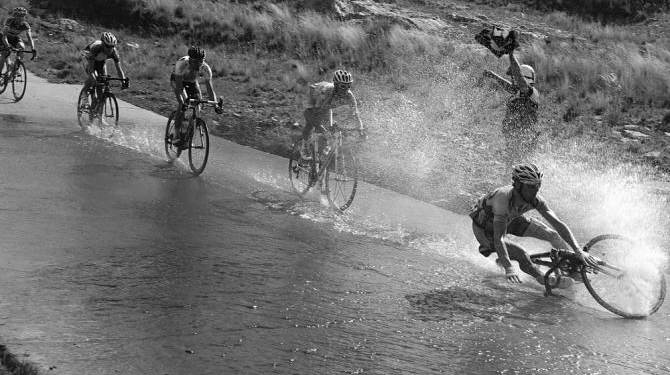 Kurangi kecepatan sepeda ketika jalan basah